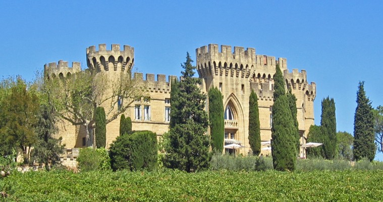 CHATEAUNEUF-DU-PAPE CRUCEROS FLUVIALES RODANO CRUCEROS FLUVIALES FRANCIA CROISIERE FRANCE CRUISES RIVER CRUISES CRUCEROS RIOS FRANCIA CHATEAUNEUF CRUCEROS RODANO RHONE CRUISES CHATEAU #CrucerosFluviales #Rodano #CrucerosRodano #RhoneCruises #CrucerosFrancia #CrucerosFluvialesFrancia